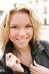 Интересно, она на спор разделась, или сама так захотела?