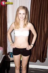 Даже маленькие сиськи приятно лапать!