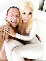 Леди в белом латексе