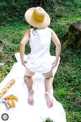 Надеюсь меня тут кто-нибудь застукает и выебет