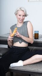 Леди, а что вы будете делать с этим бананом?